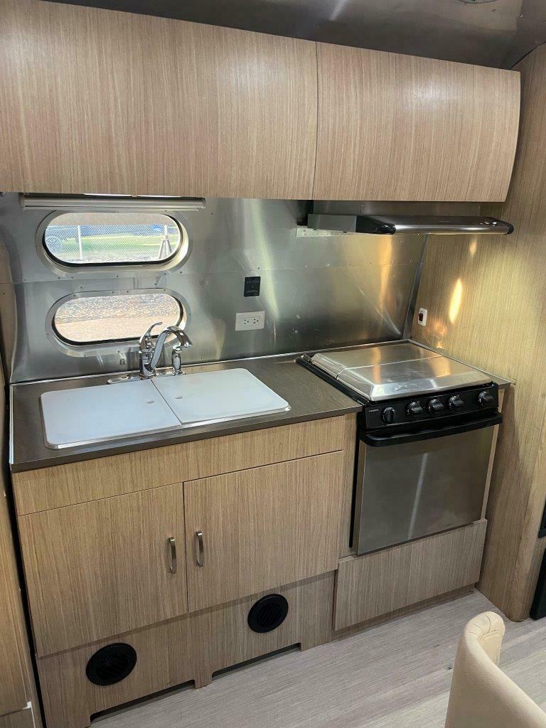 2018 Airstream Flying Cloud 23 FB Travel Trailer [repaired]