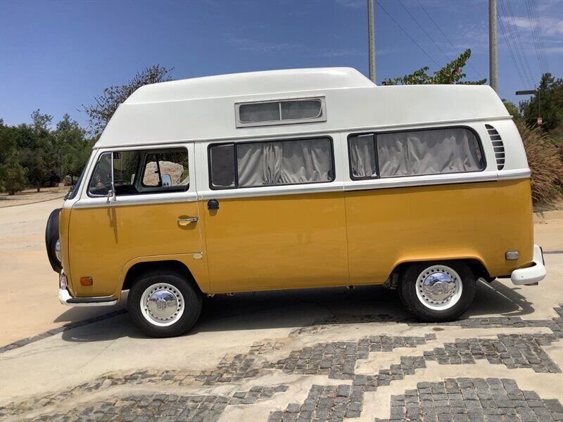 1971 Volkswagen Bus/Vanagon 28 camper [new paint]