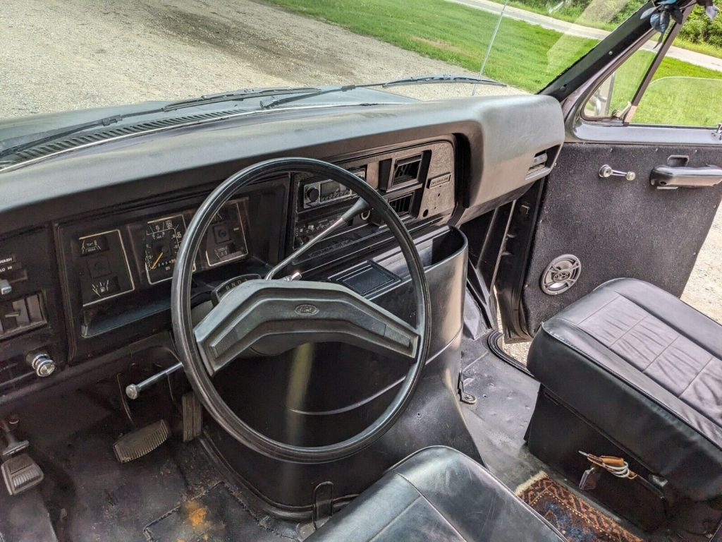 1982 Ford F-350 camoer [great shape]