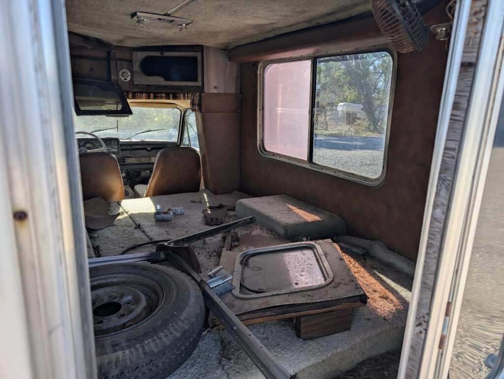 1979 Ford Courier Chinook Camper