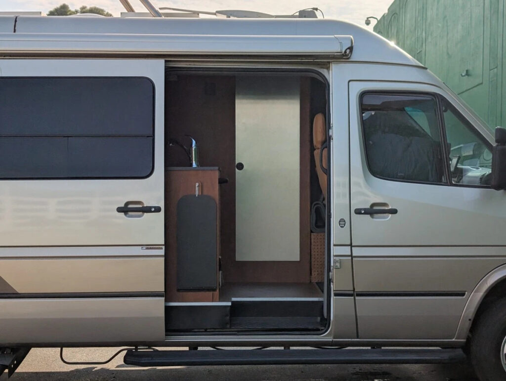 2005 Mercedes-Benz Sprinter 2500 Airstream Camper High Roof Passenger Van 18217