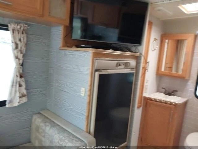 Beautiful 2002 Winnebago Vista 21B