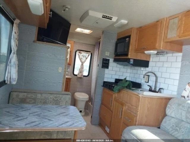 Beautiful 2002 Winnebago Vista 21B