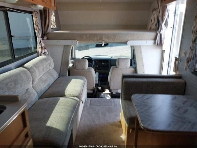 Beautiful 2002 Winnebago Vista 21B